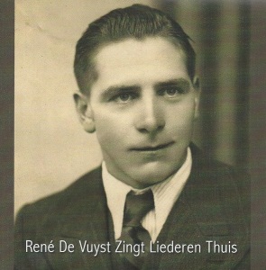 René De Vuyst zingt liederen thuis
